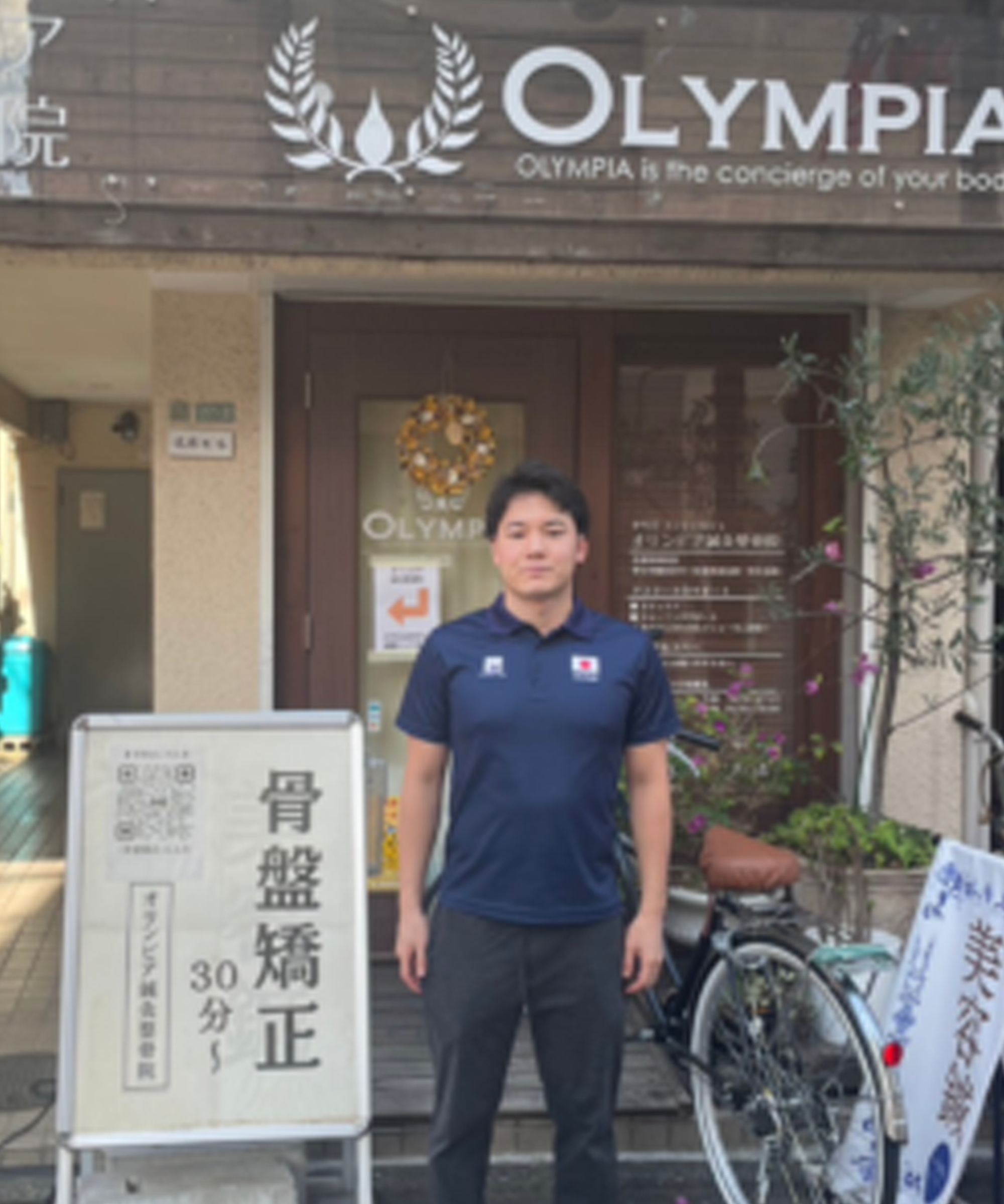 店の前に男性が立っている画像